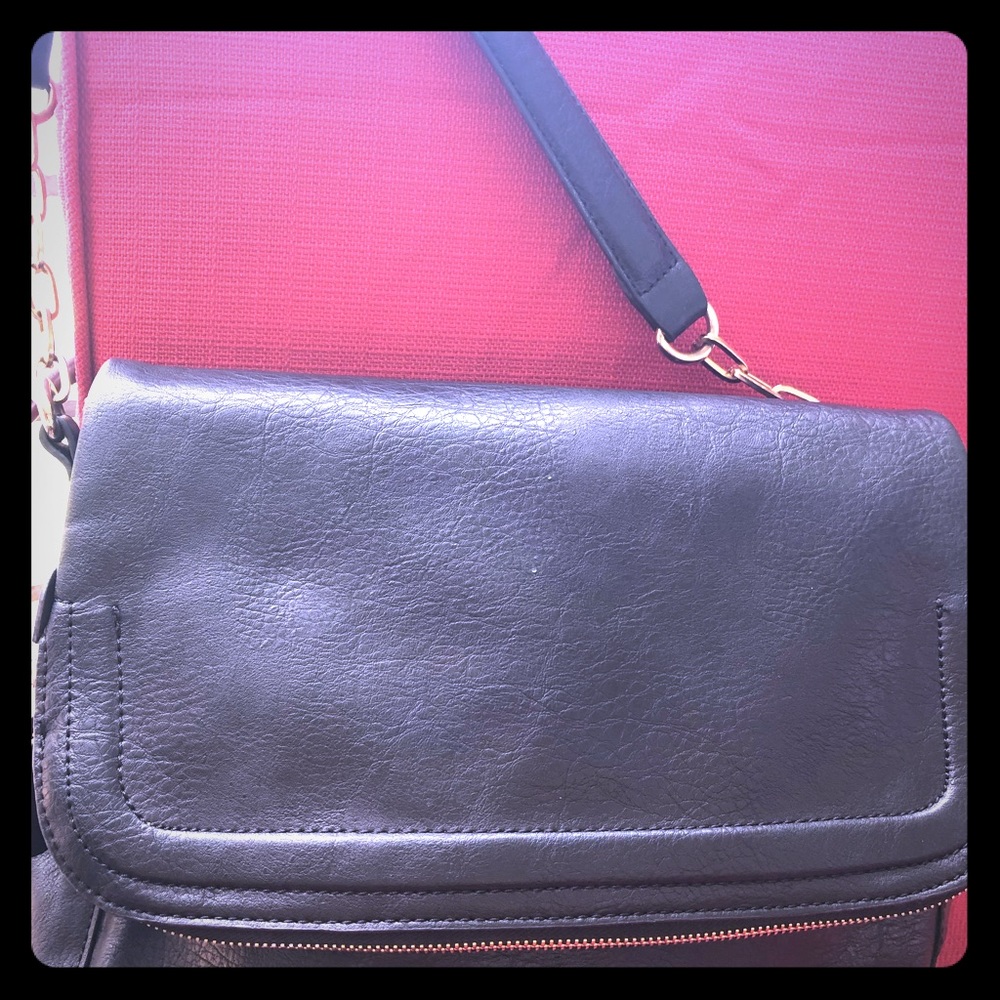Black shoulder bag with chain details